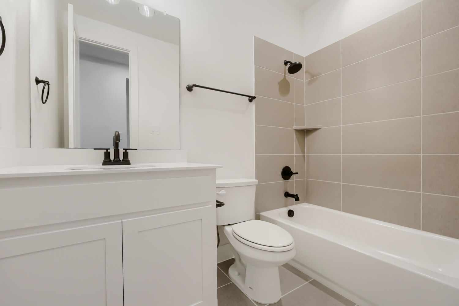 1813 Flowerfield - Full Bathroom