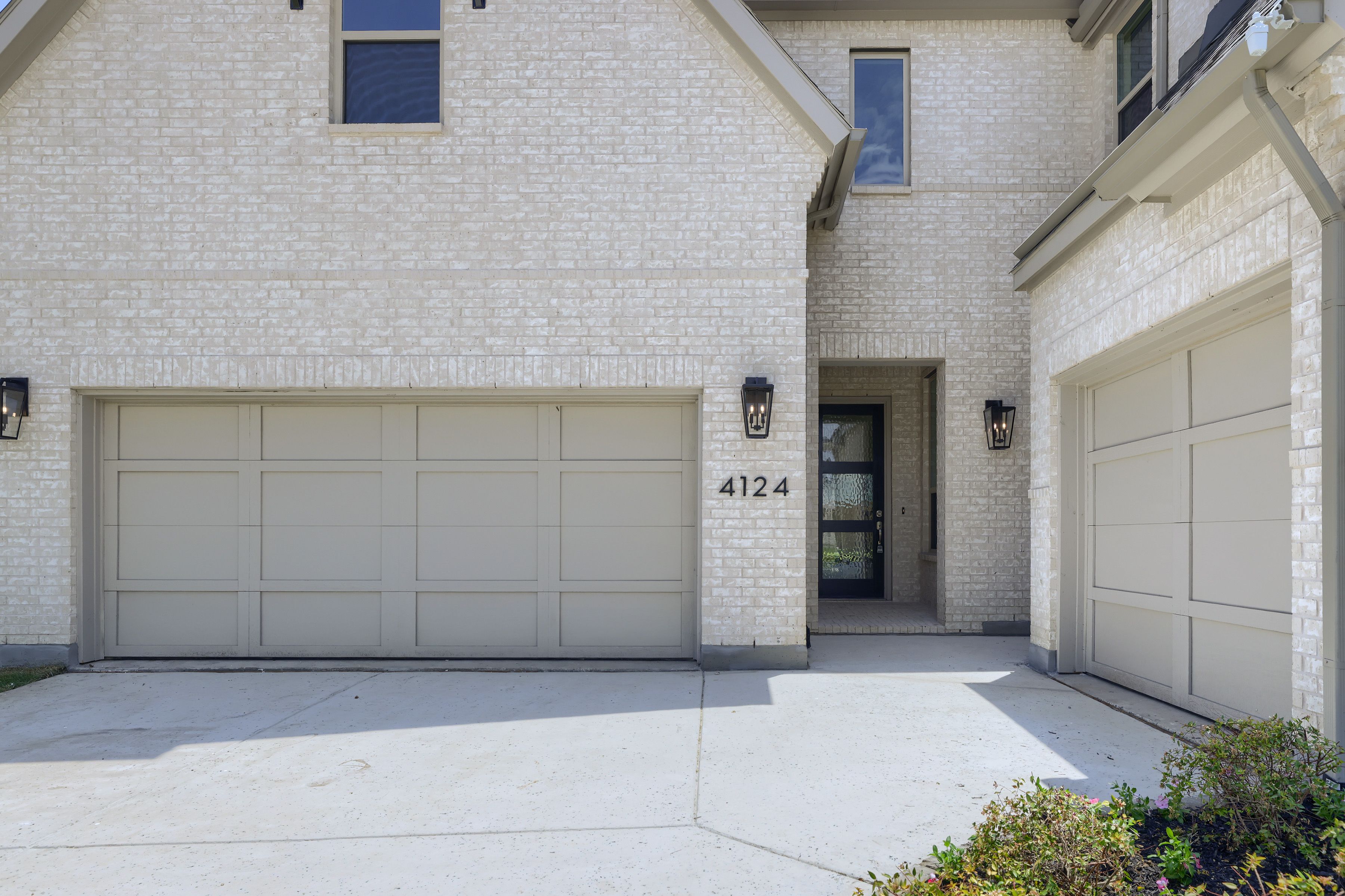 4124 Trellis - Front Entryway