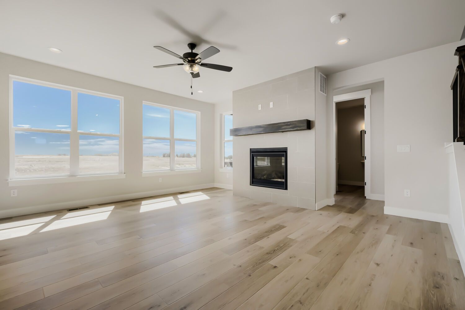 8135 Pennydale - Living Area