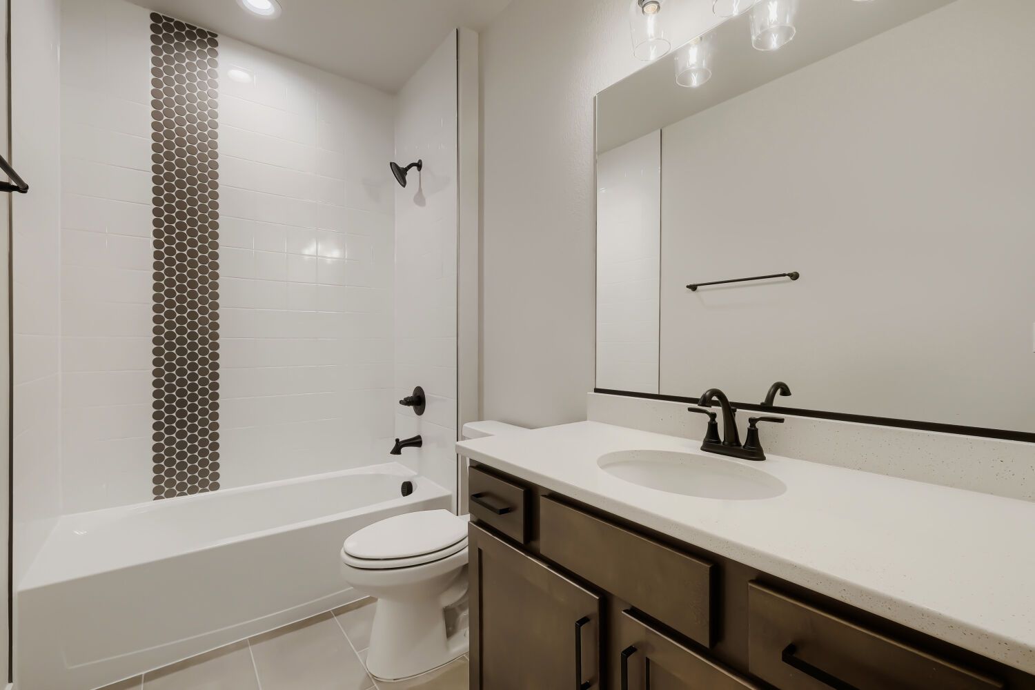 8135 Pennydale - Full Bathroom
