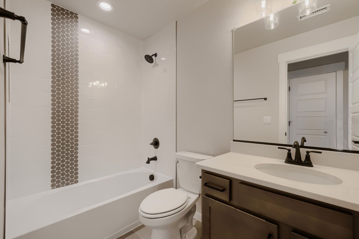 8135 Pennydale - Full Bathroom
