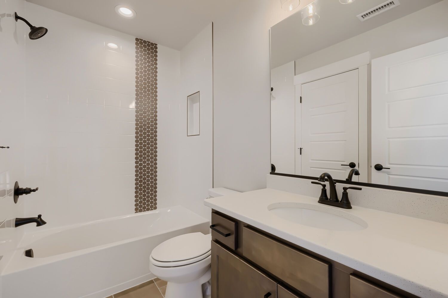 8135 Pennydale - Full Bathroom