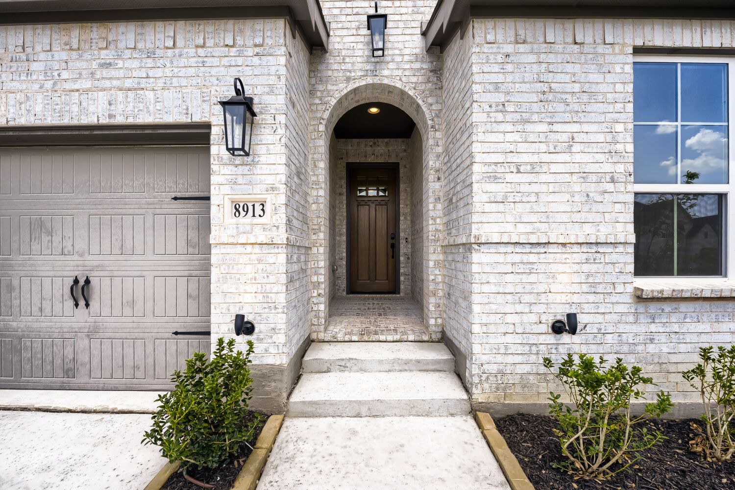 8913 Chestnut - Front Entryway