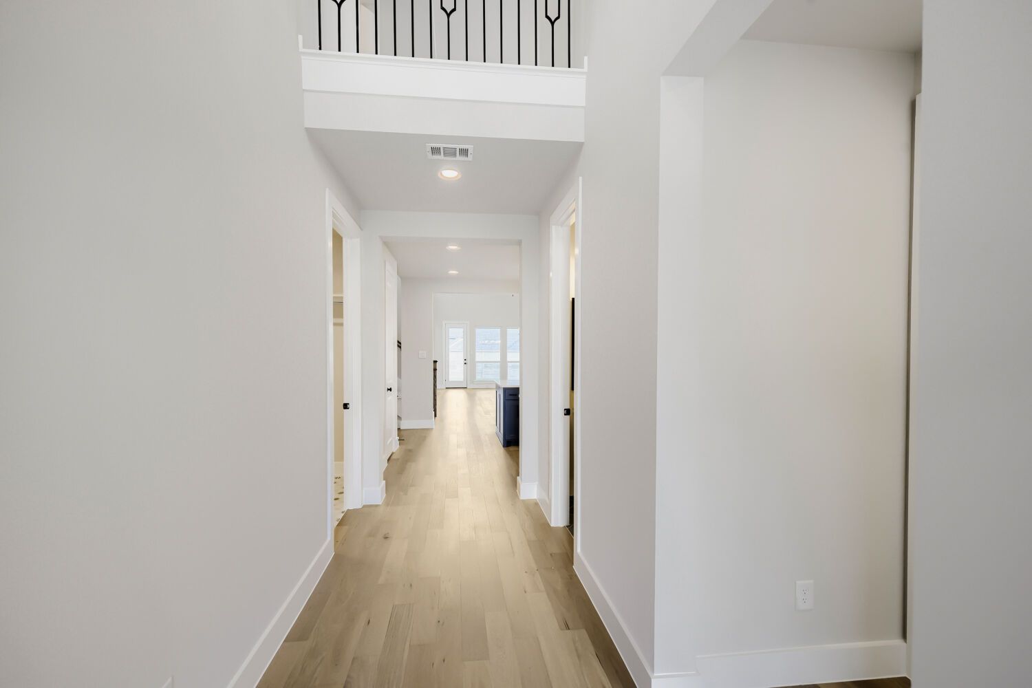 8913 Chestnut - Entry