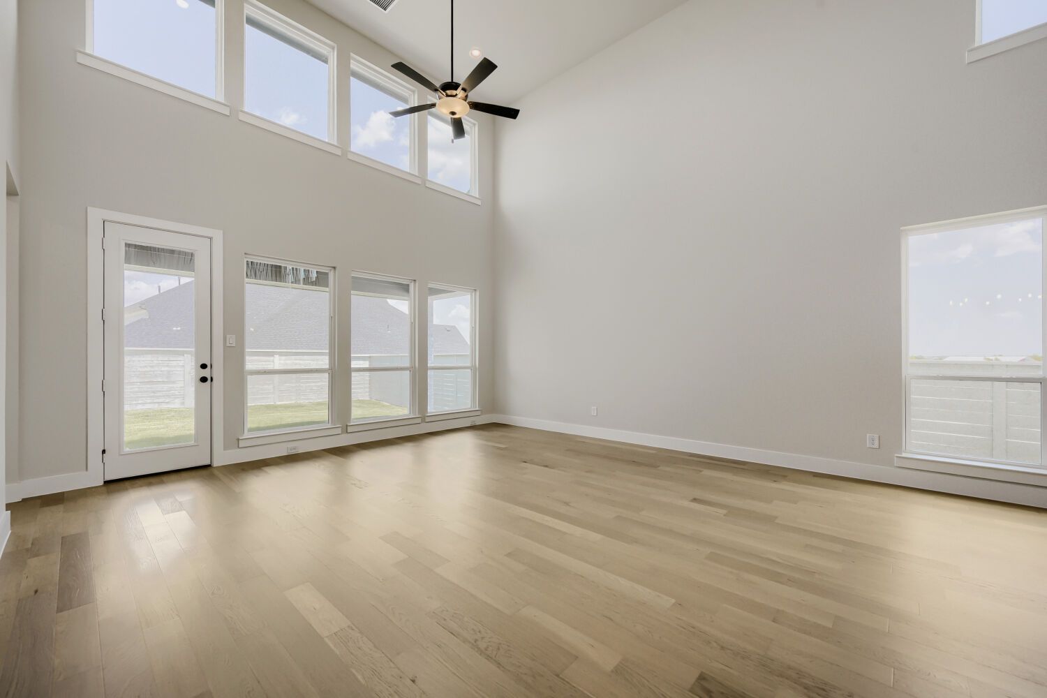 8913 Chestnut - Living Area