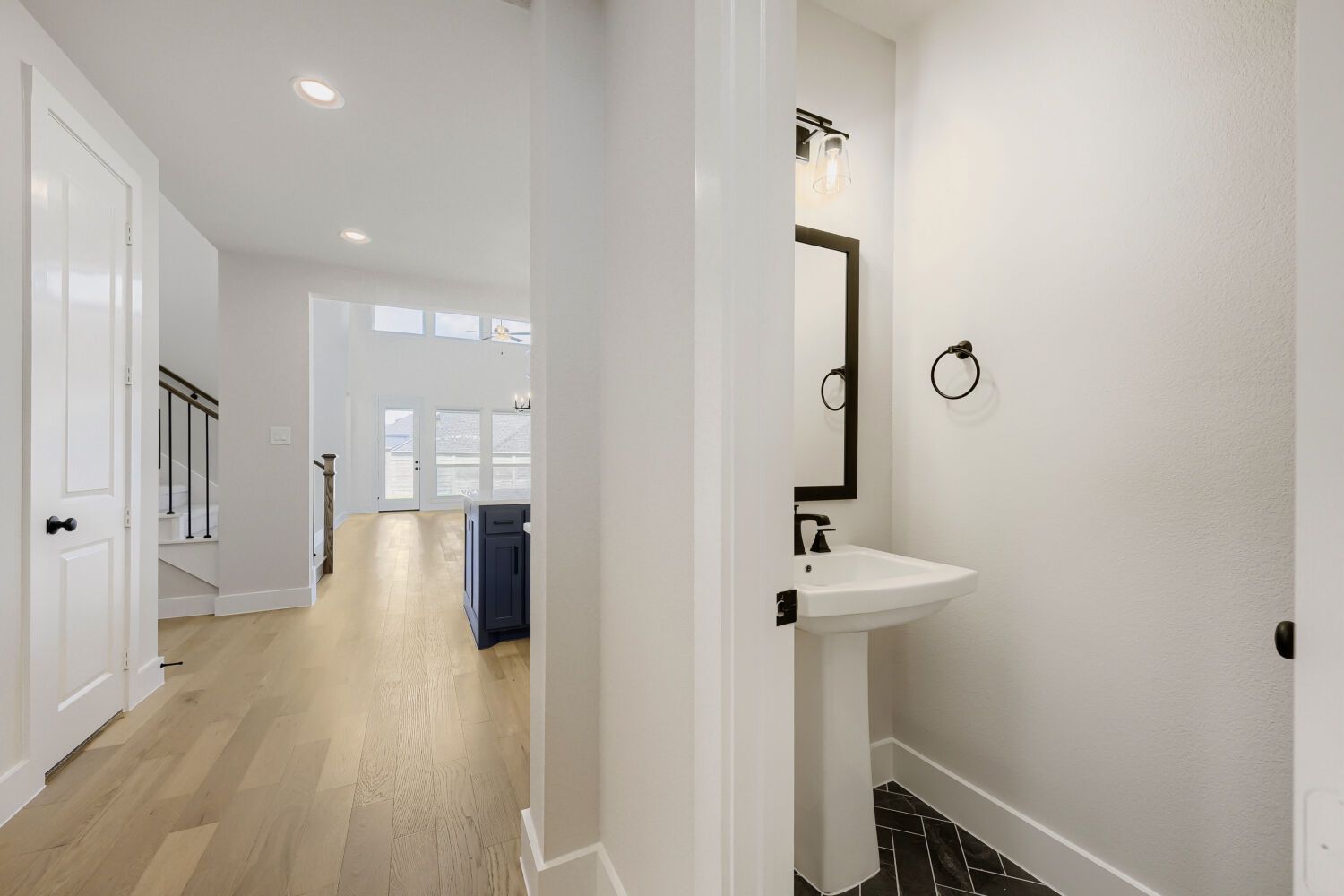 8913 Chestnut - Powder Bathroom
