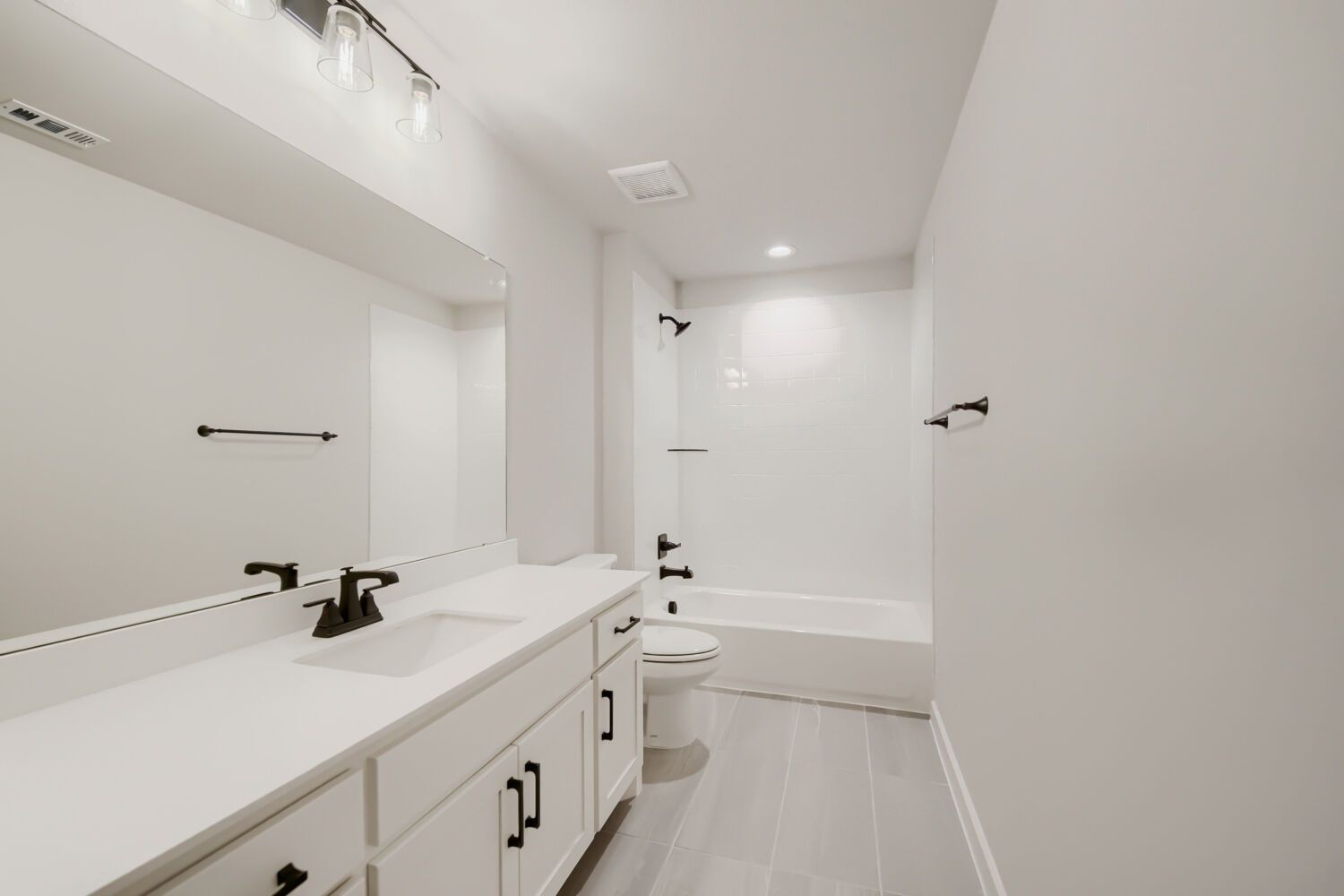 8913 Chestnut - Full Bathroom