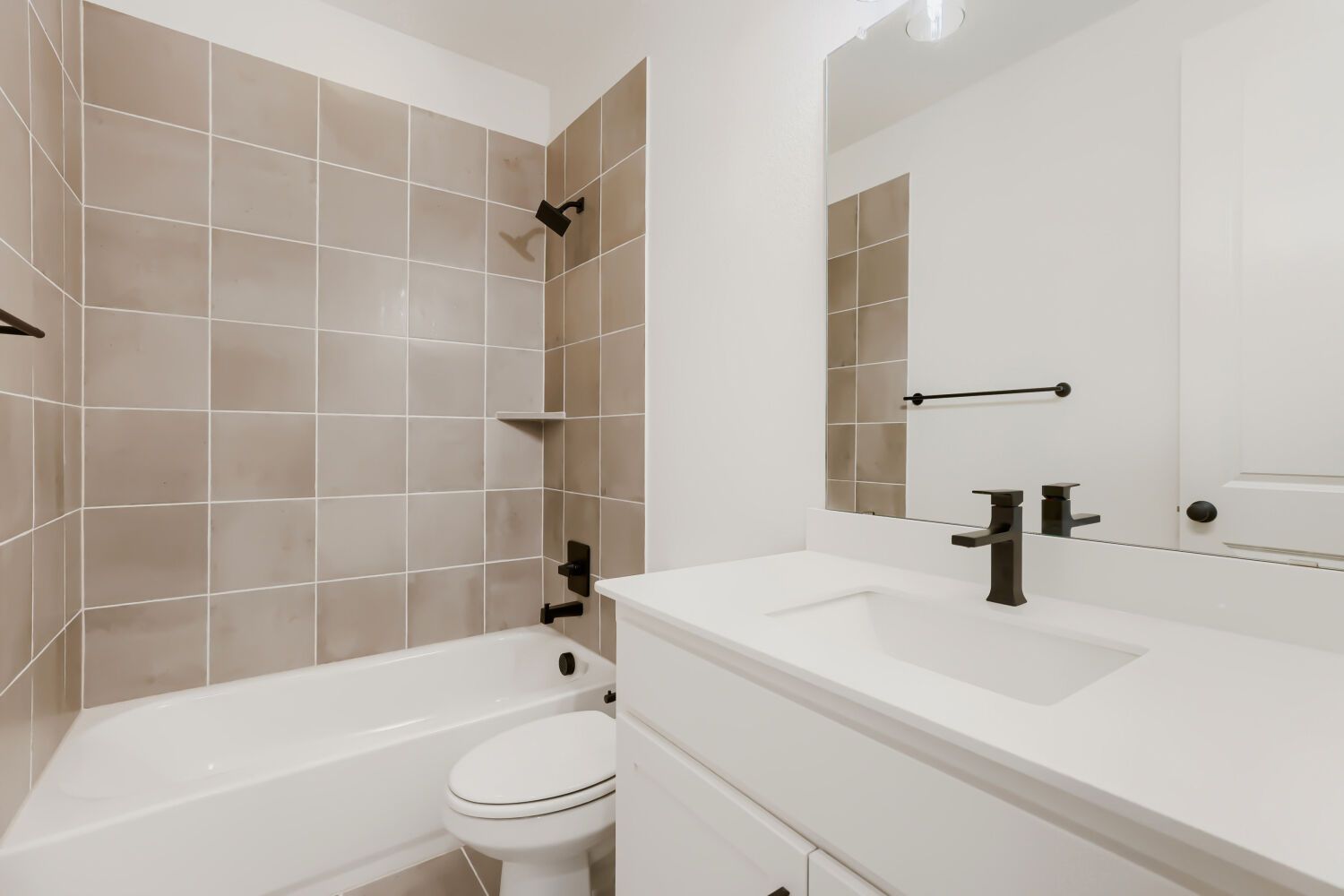 189 Enclave - Full Bathroom