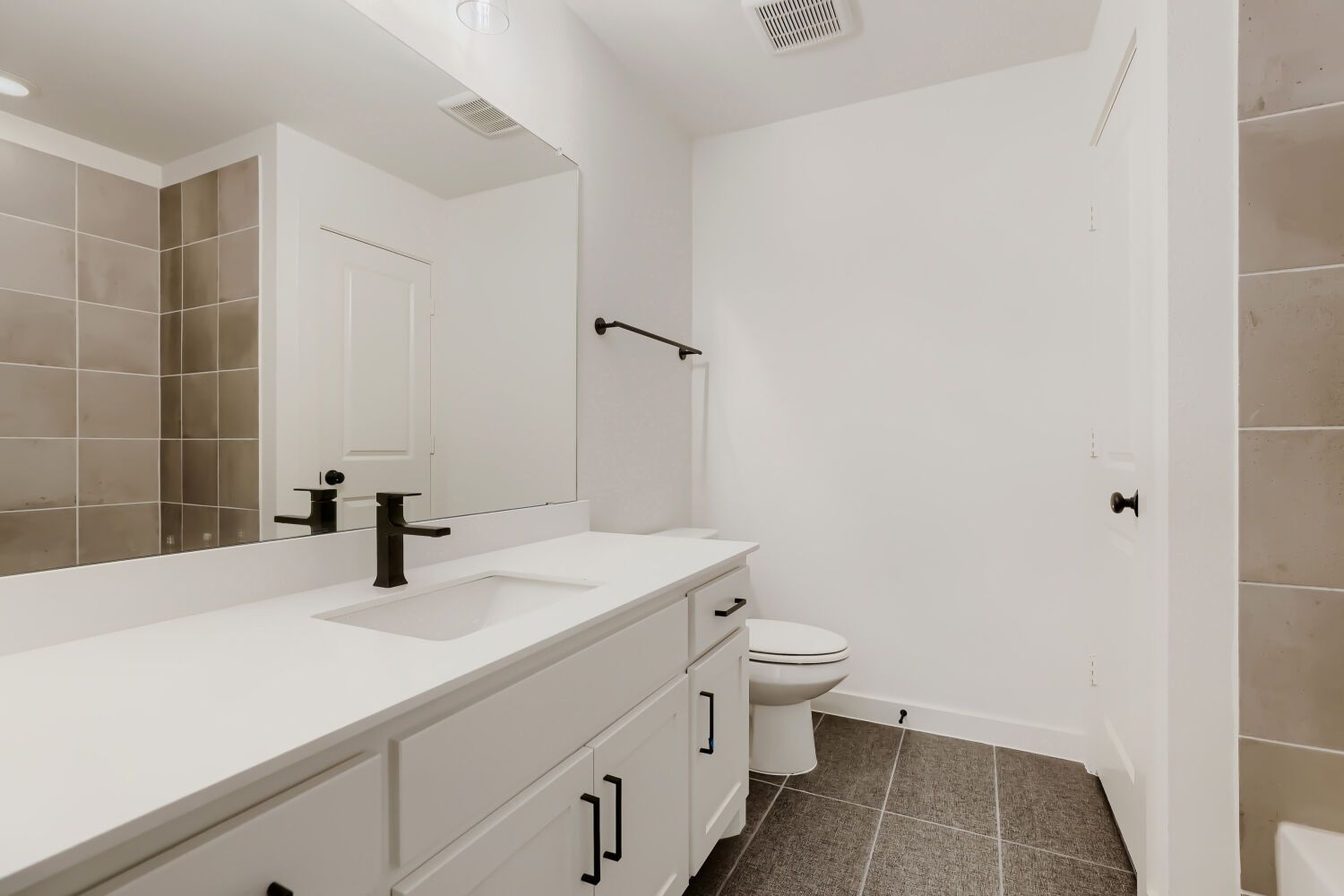 189 Enclave - Full Bathroom