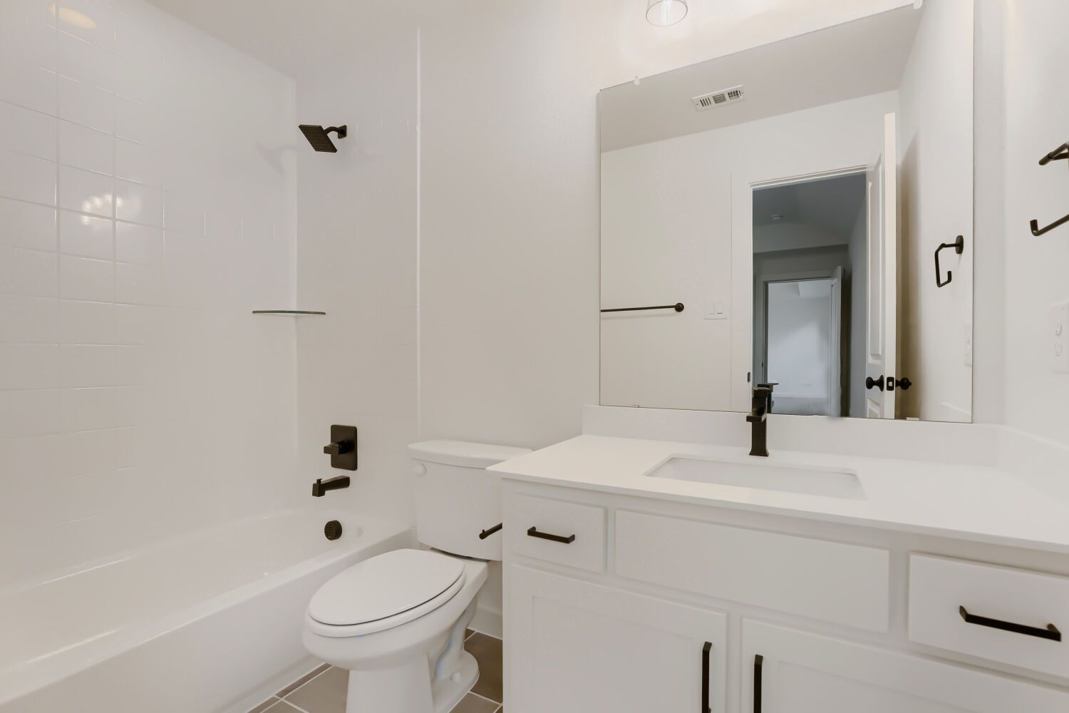 189 Enclave - Full Bathroom