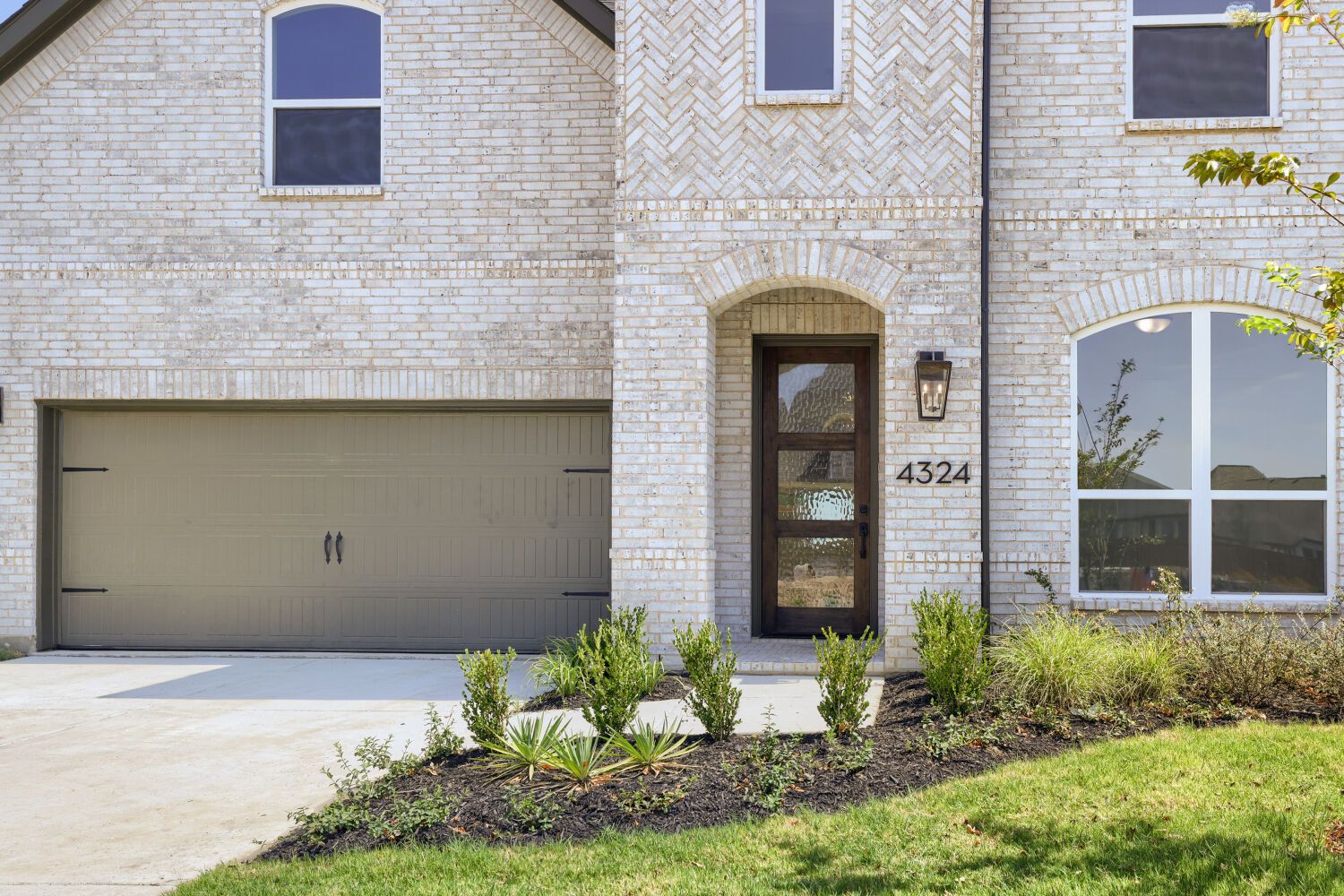 4324 Double Diamond - Front Entryway