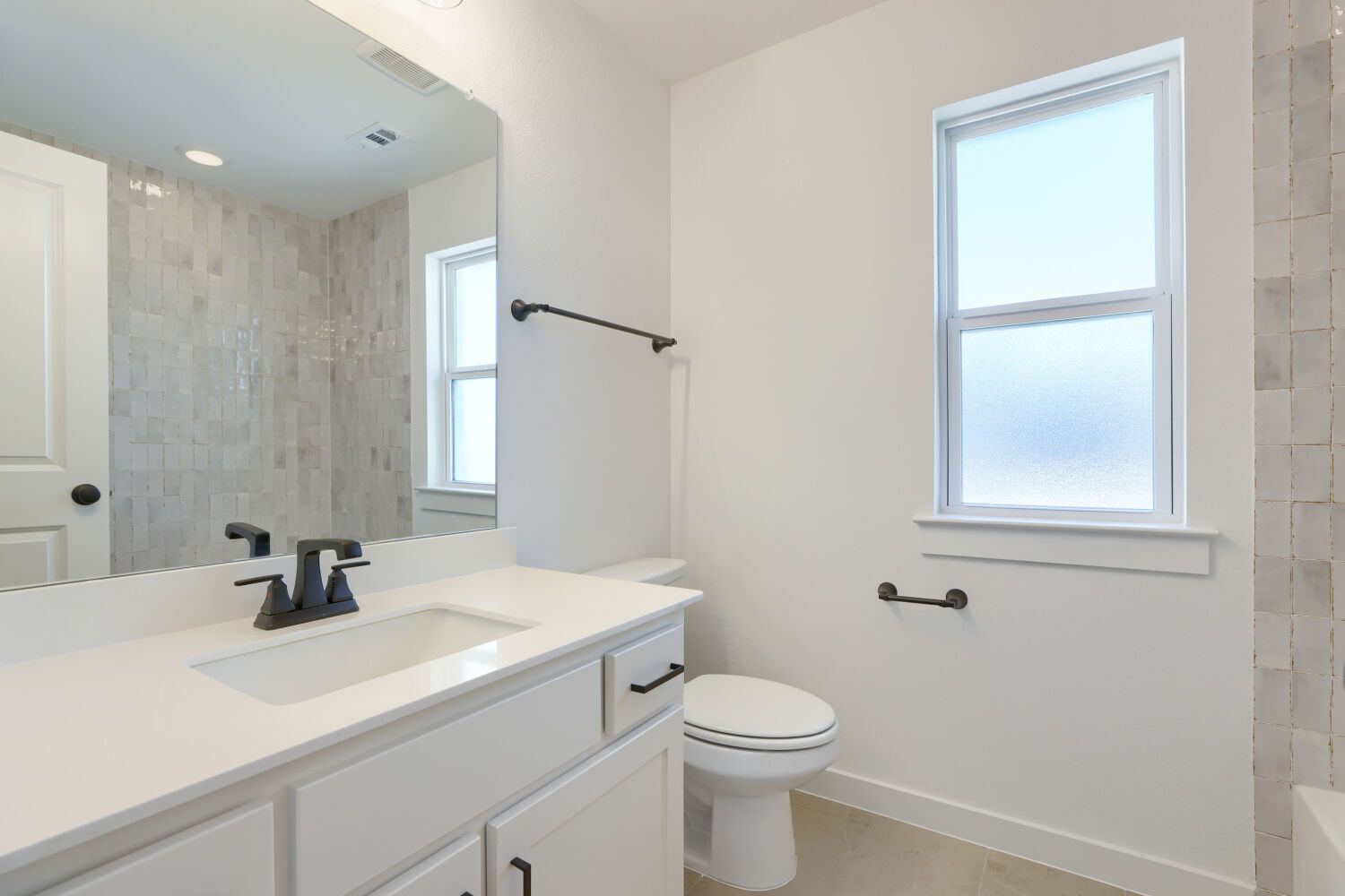 4324 Double Diamond - Full Bathroom