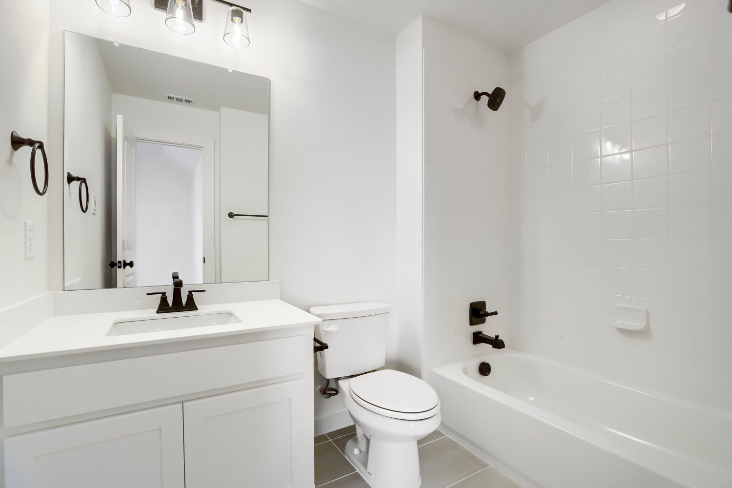 2615 Cedar - Full Bathroom