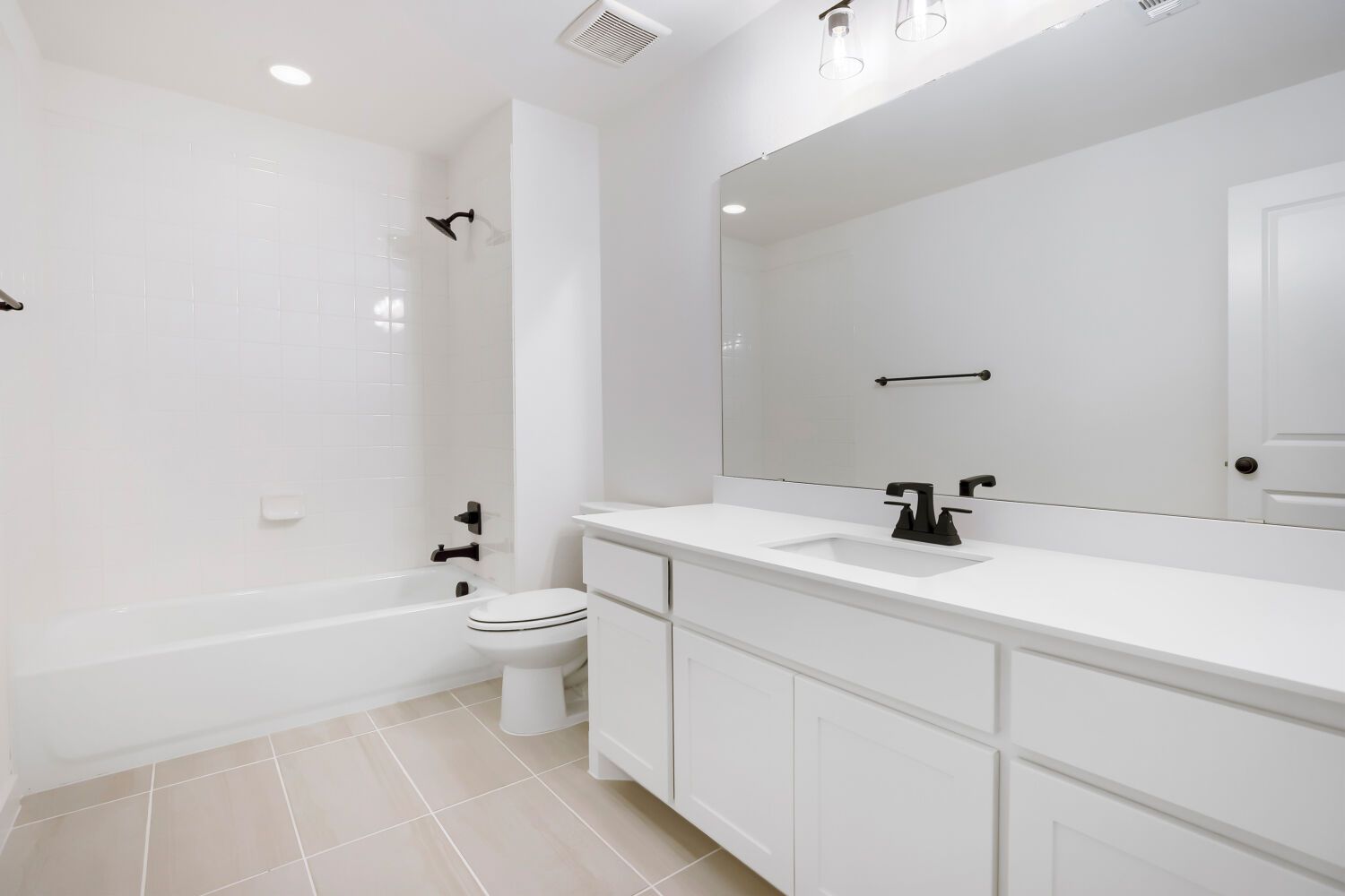 2615 Cedar - Full Bathroom