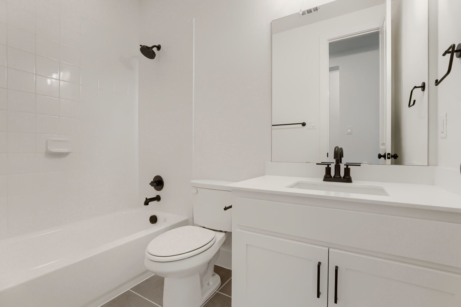 2617 Grinnel - Full Bathroom