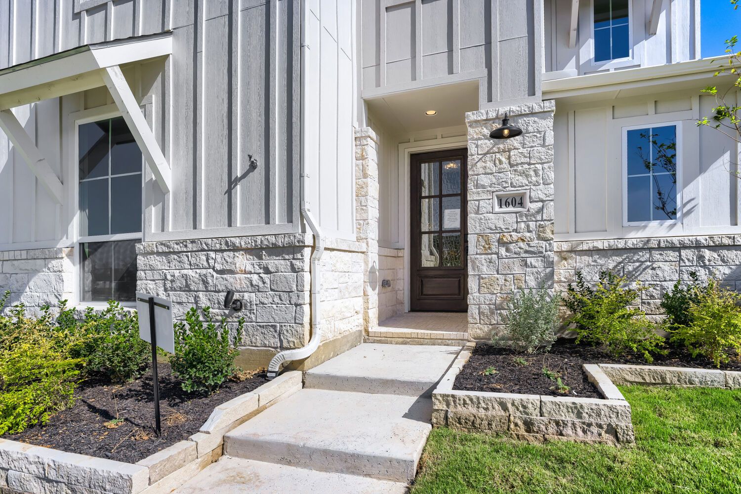 1604 Ramble - Front Entryway