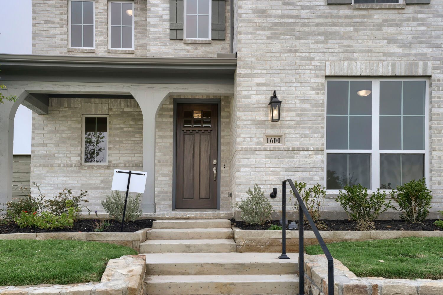 1600 Ramble - Front Entryway