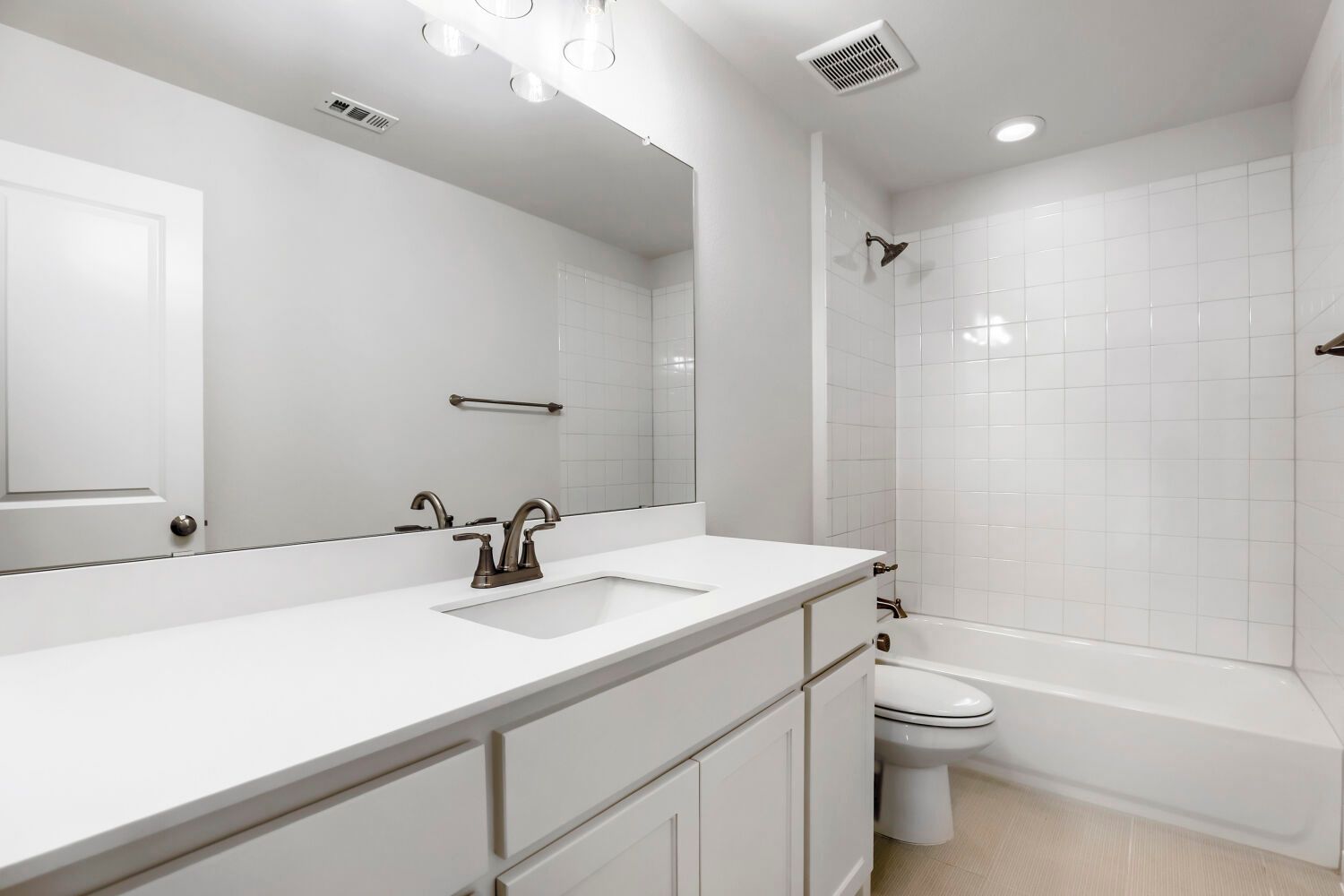 1600 Ramble - Full Bathroom
