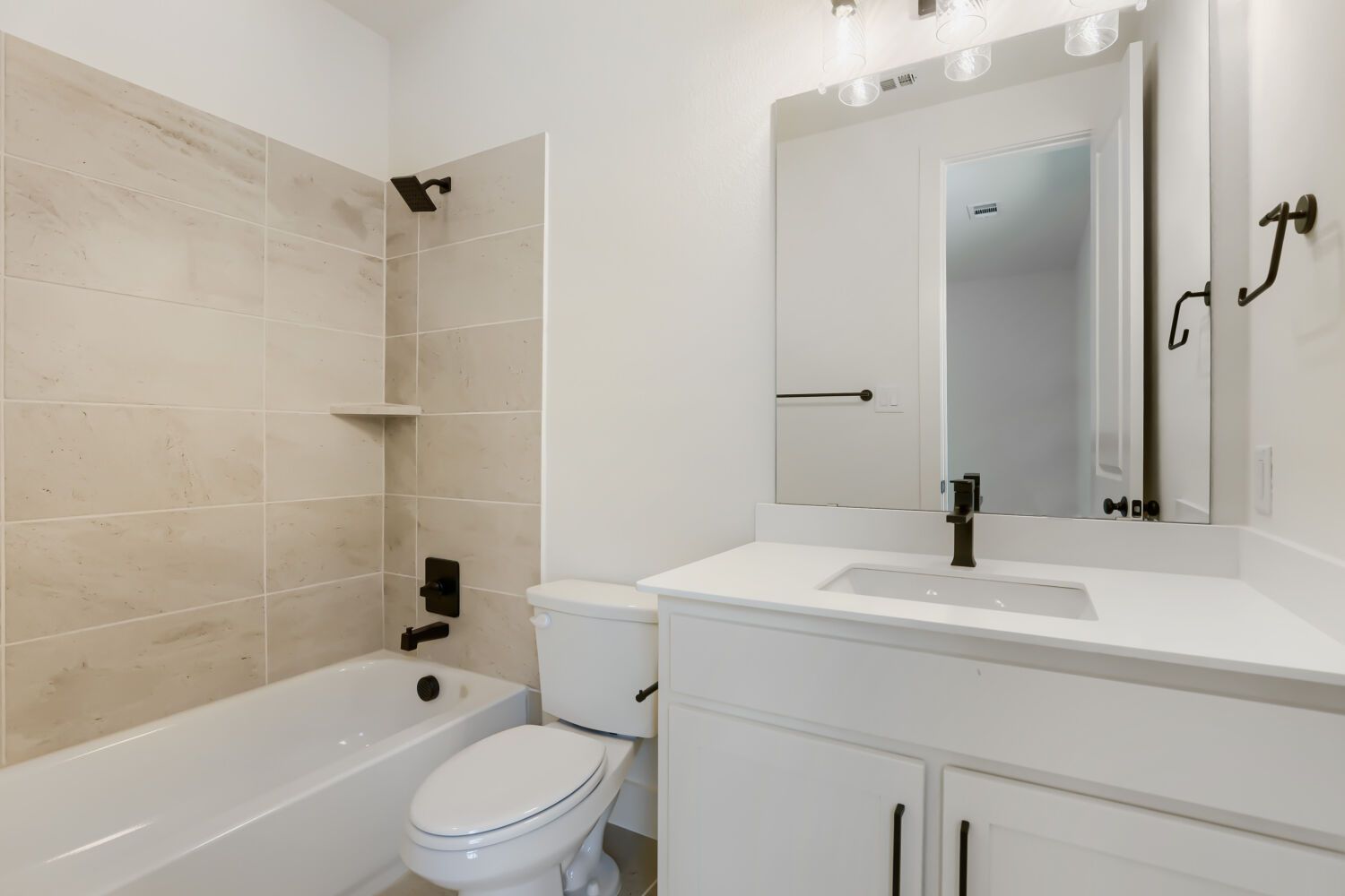109 Enclave - Full Bathroom