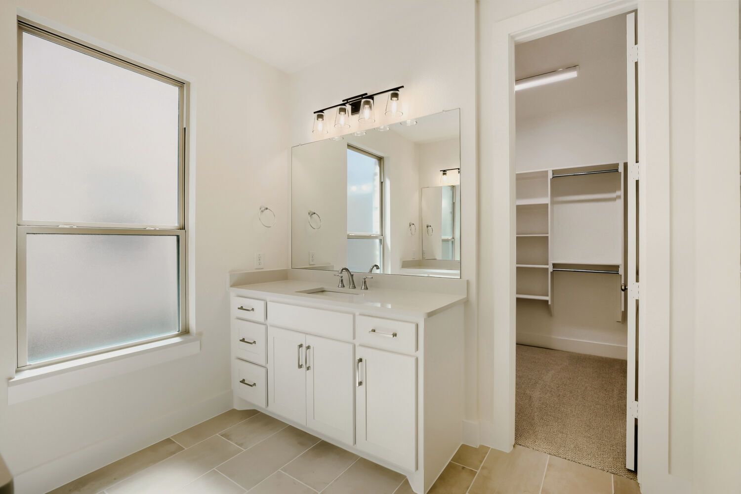 3816 Stars - Full Bathroom