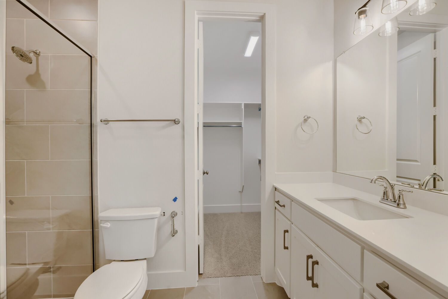 3816 Stars - Full Bathroom