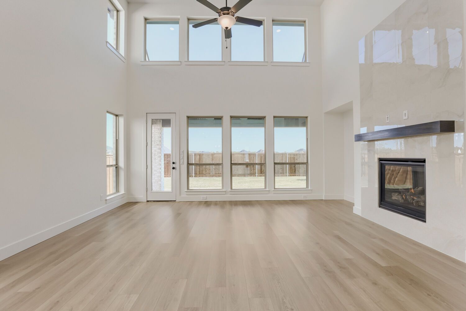 4308 Double Diamond - Living Area