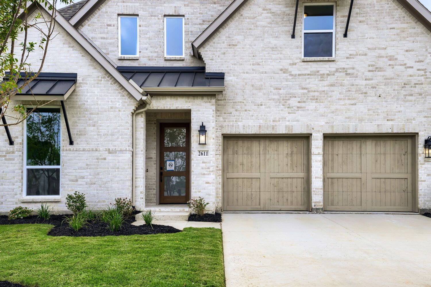 2611 Acie - Front Entryway