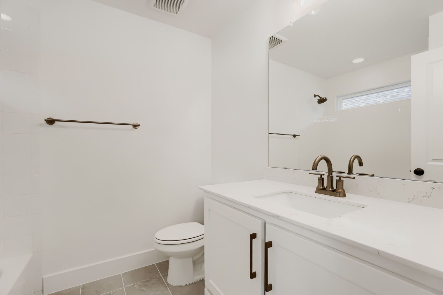 2611 Acie - Full Bathroom