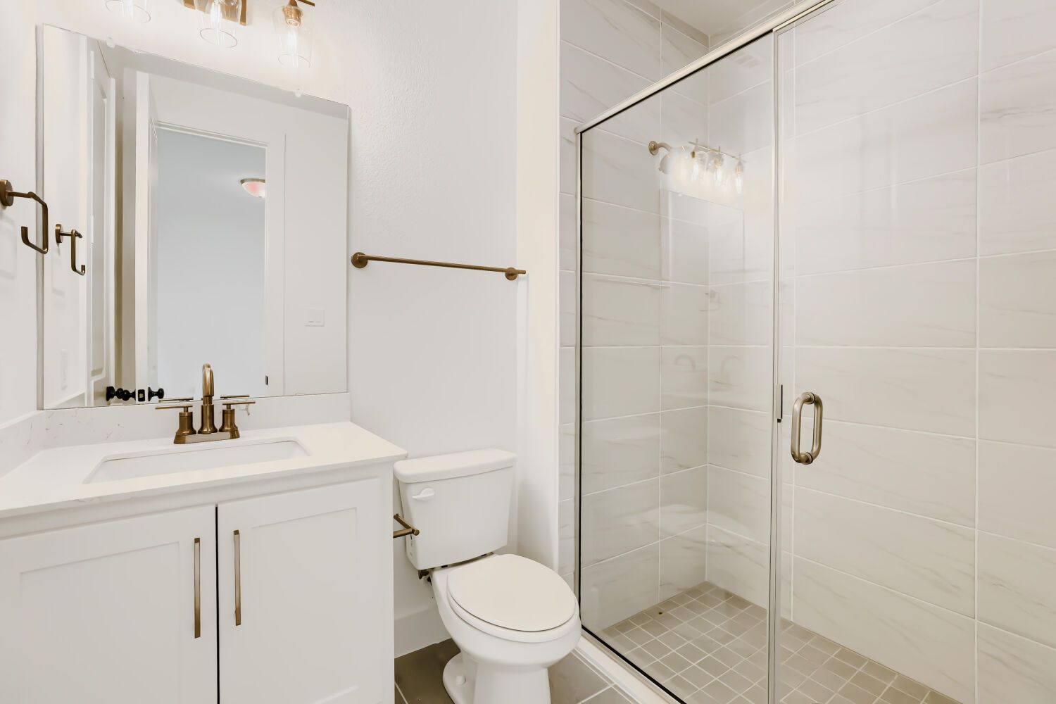 2611 Acie - Full Bathroom