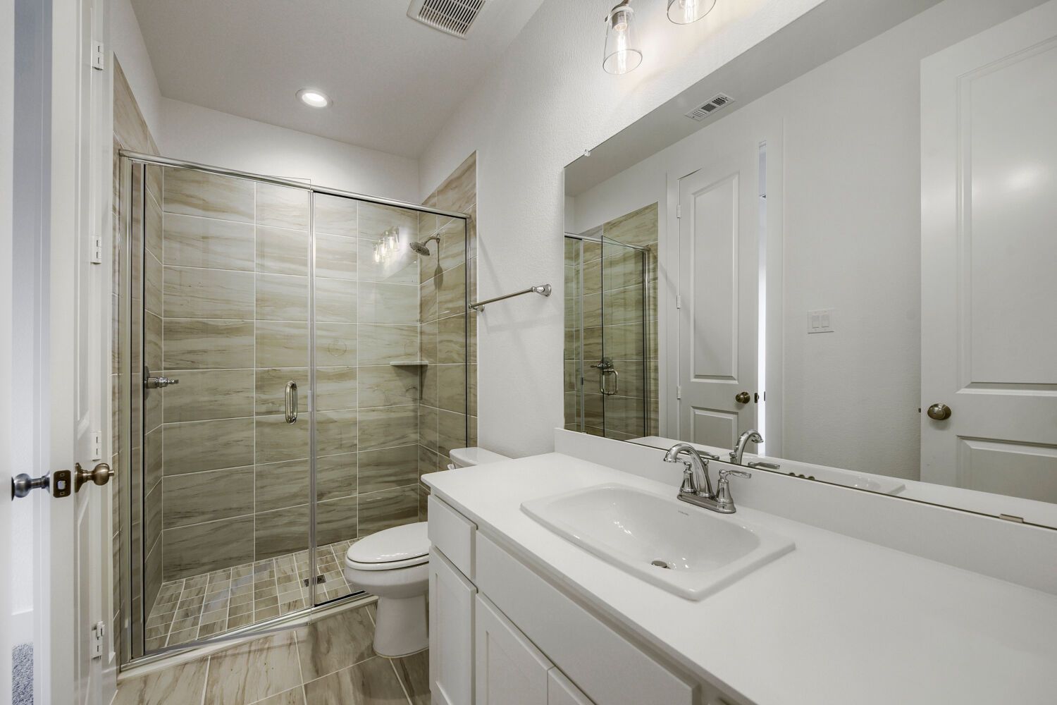 11529 Vesper - Full Bathroom