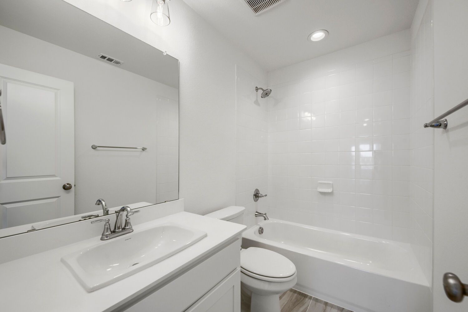 11529 Vesper - Full Bathroom