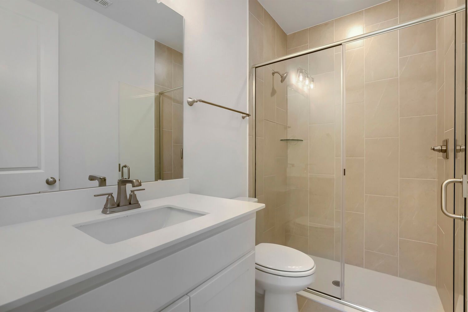 625 Damsel June - Full Bathroom