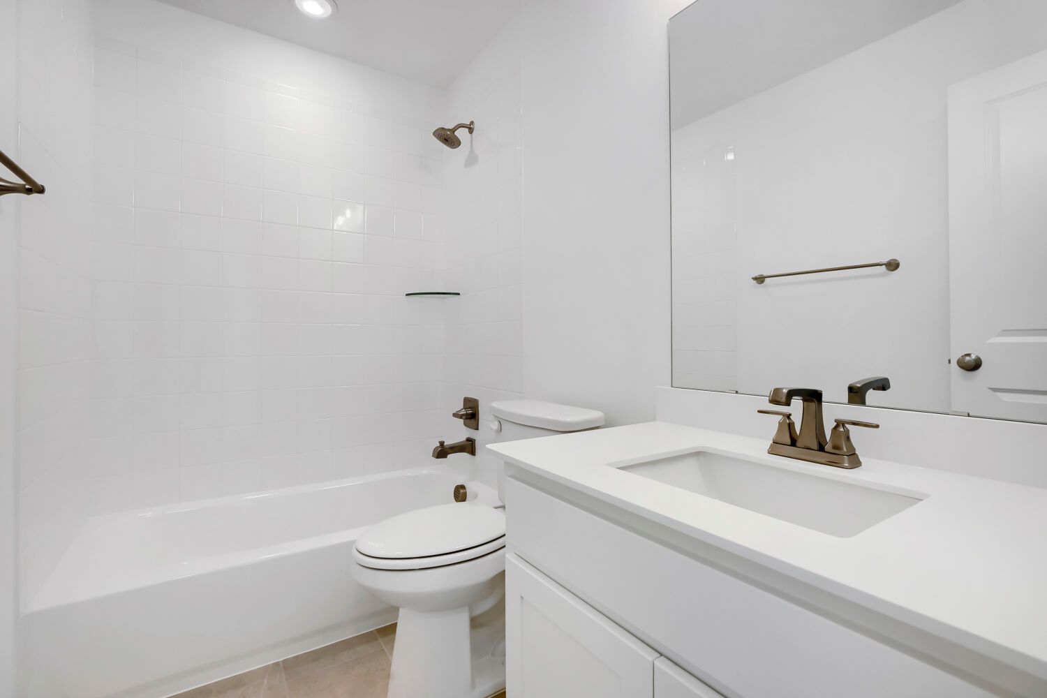 625 Damsel June - Full Bathroom