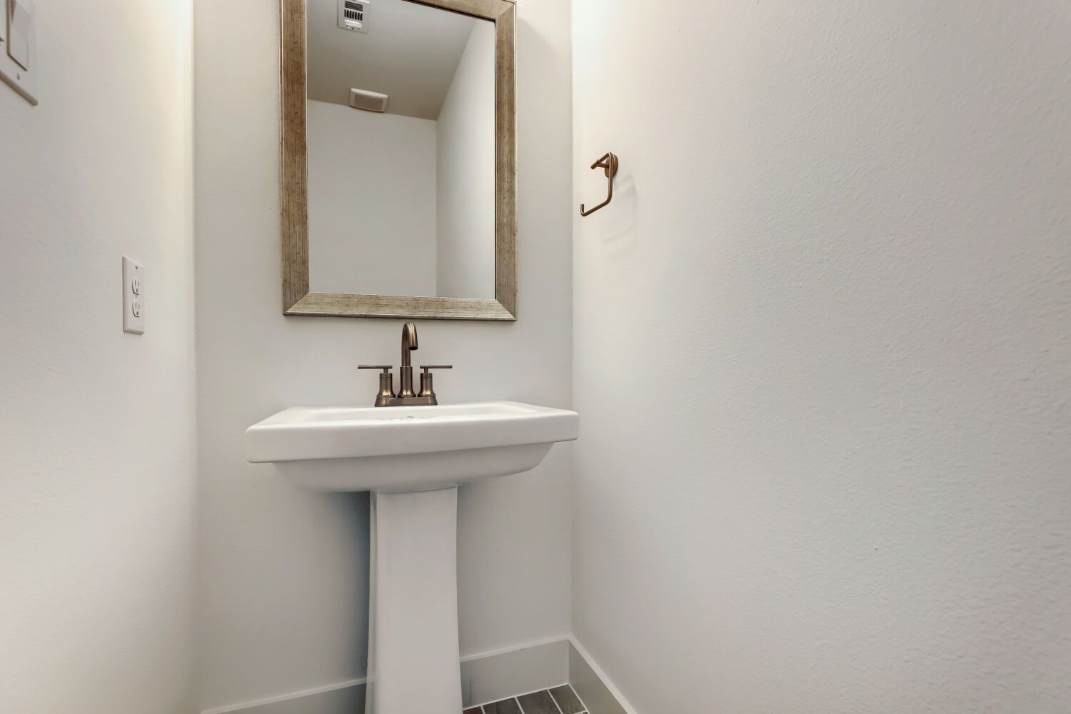621 Damsel June - Powder Bathroom