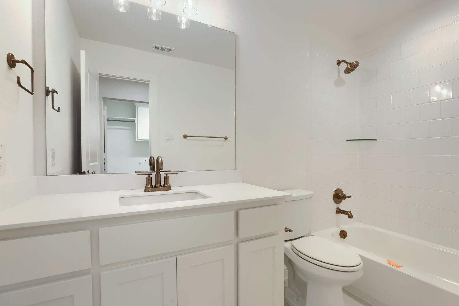 621 Damsel June - Full Bathroom