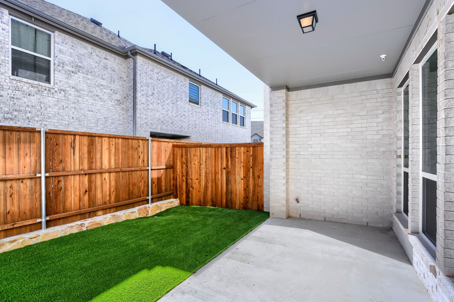 621 Damsel June - Patio