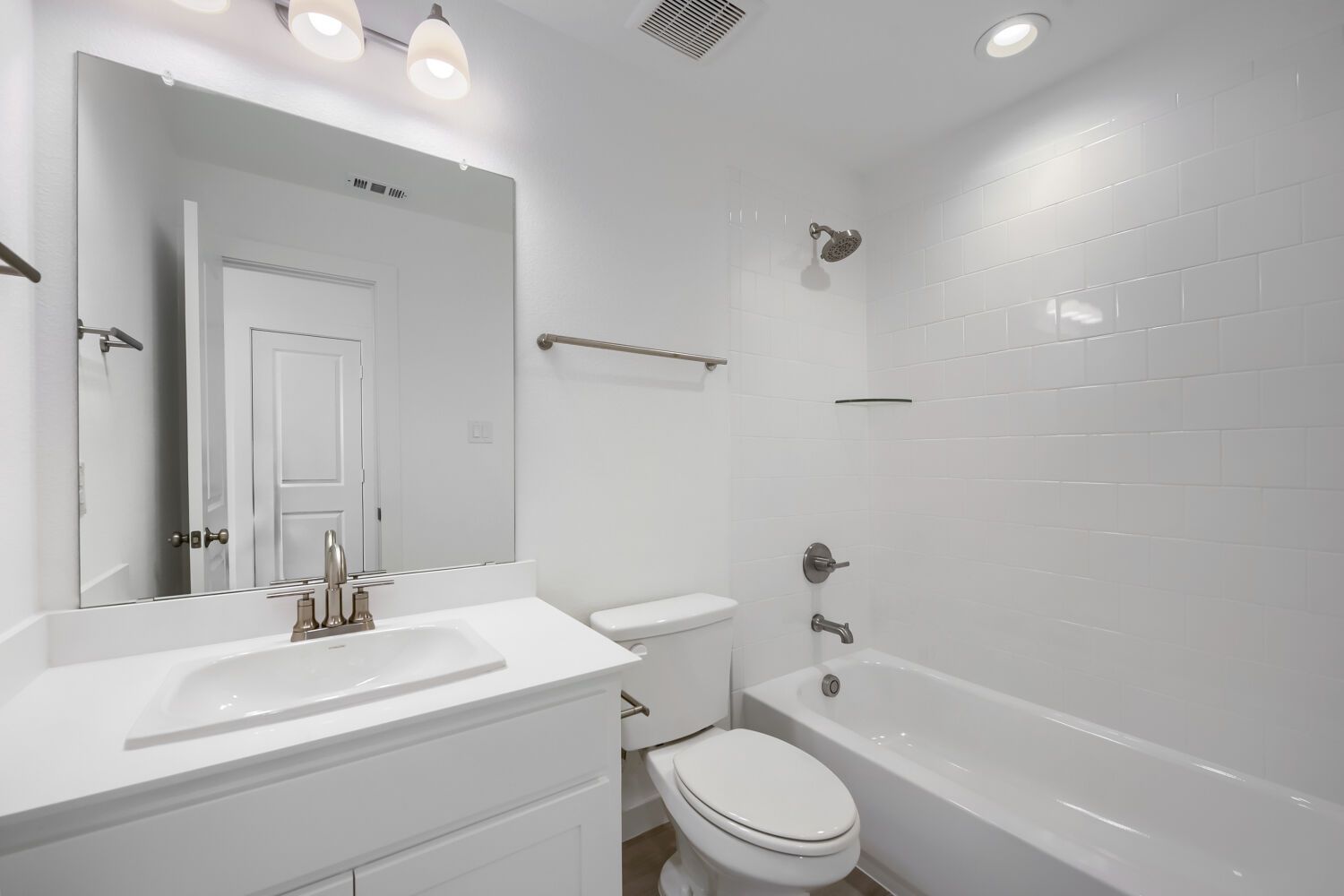 1724 Truro - Full Bathroom