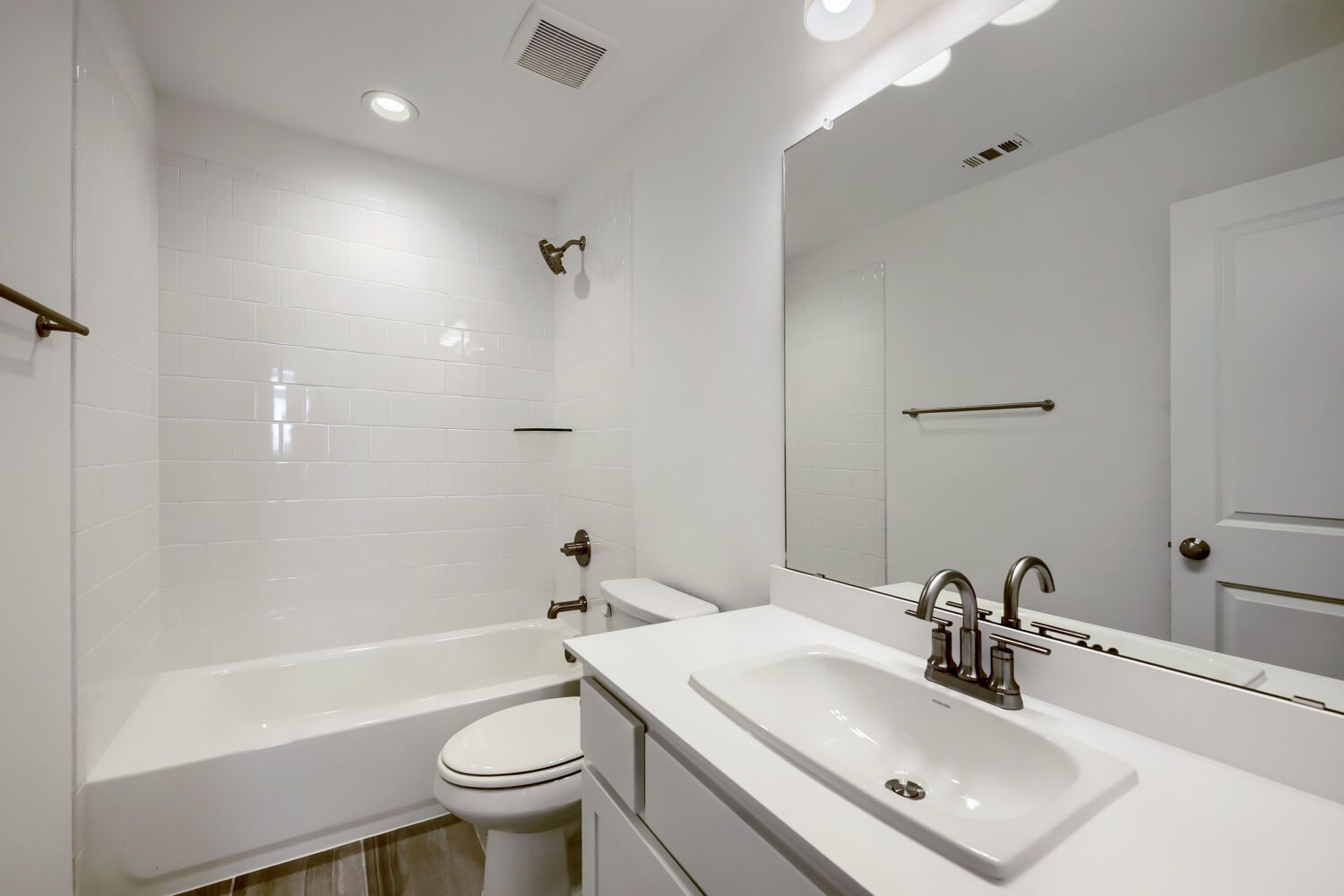 1724 Truro - Full Bathroom