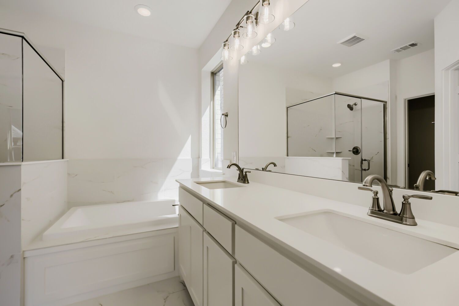 826 Stone Grove - Primary Bathroom