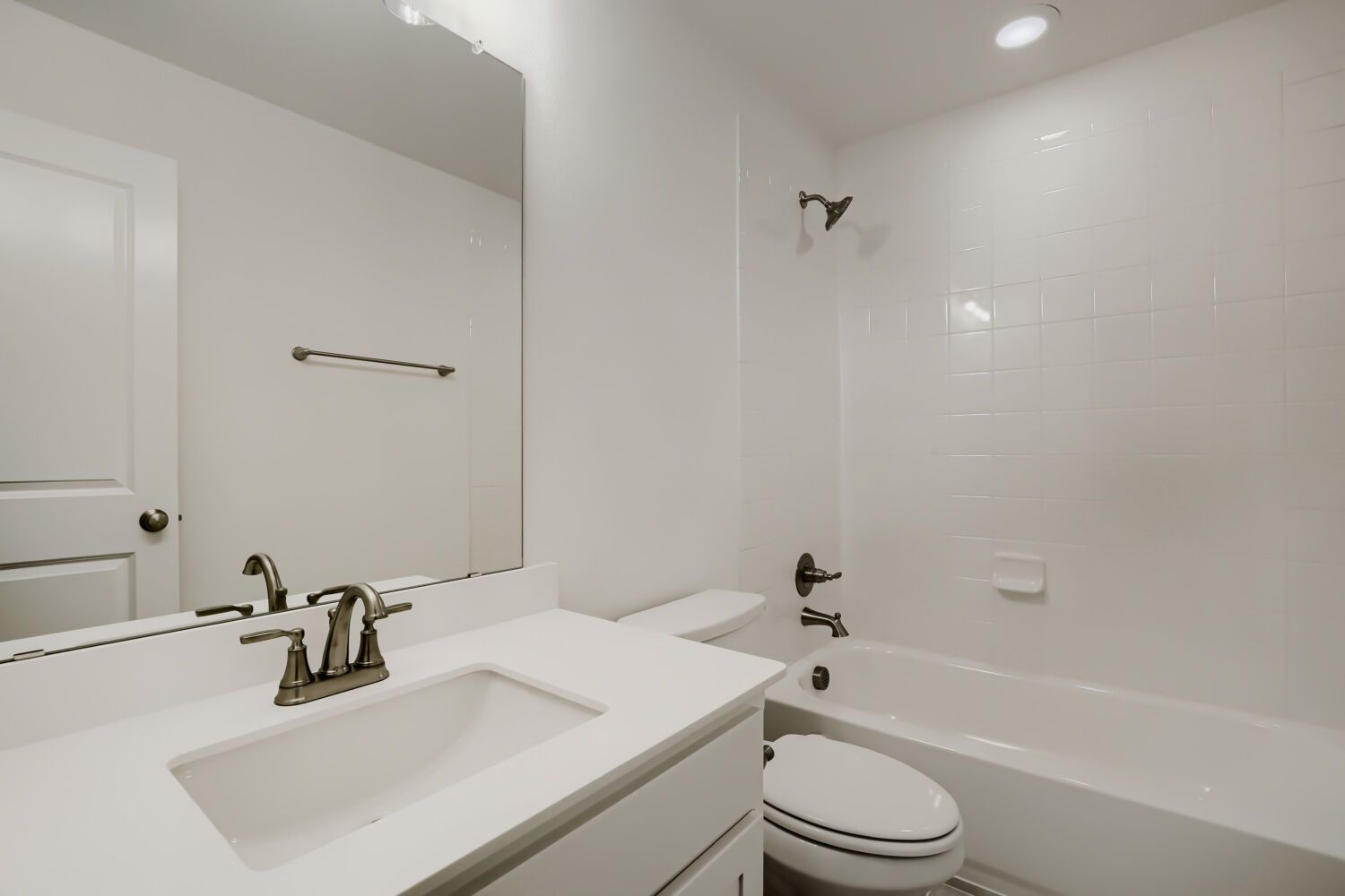 826 Stone Grove - Full Bathroom