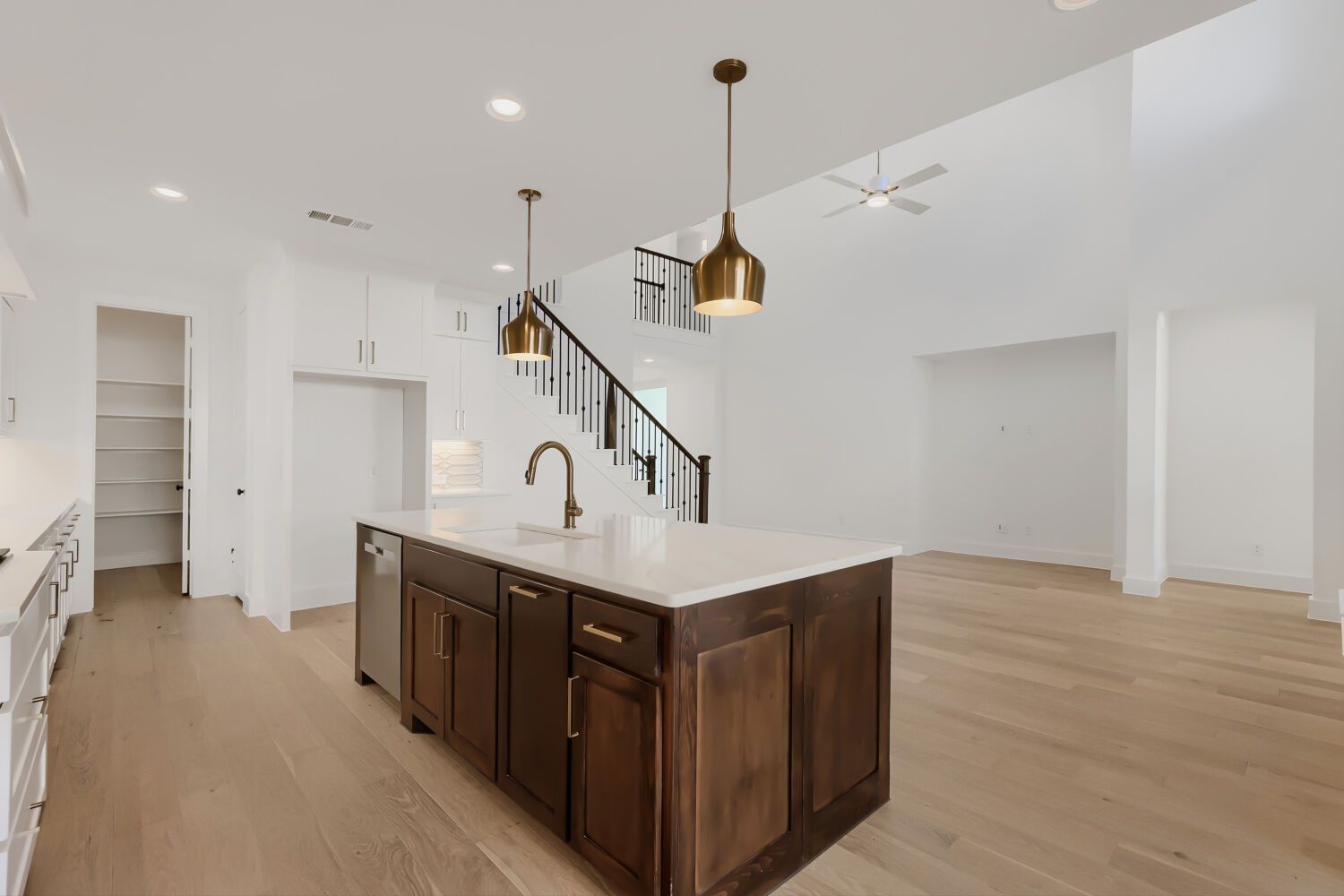 100 Enclave - Kitchen