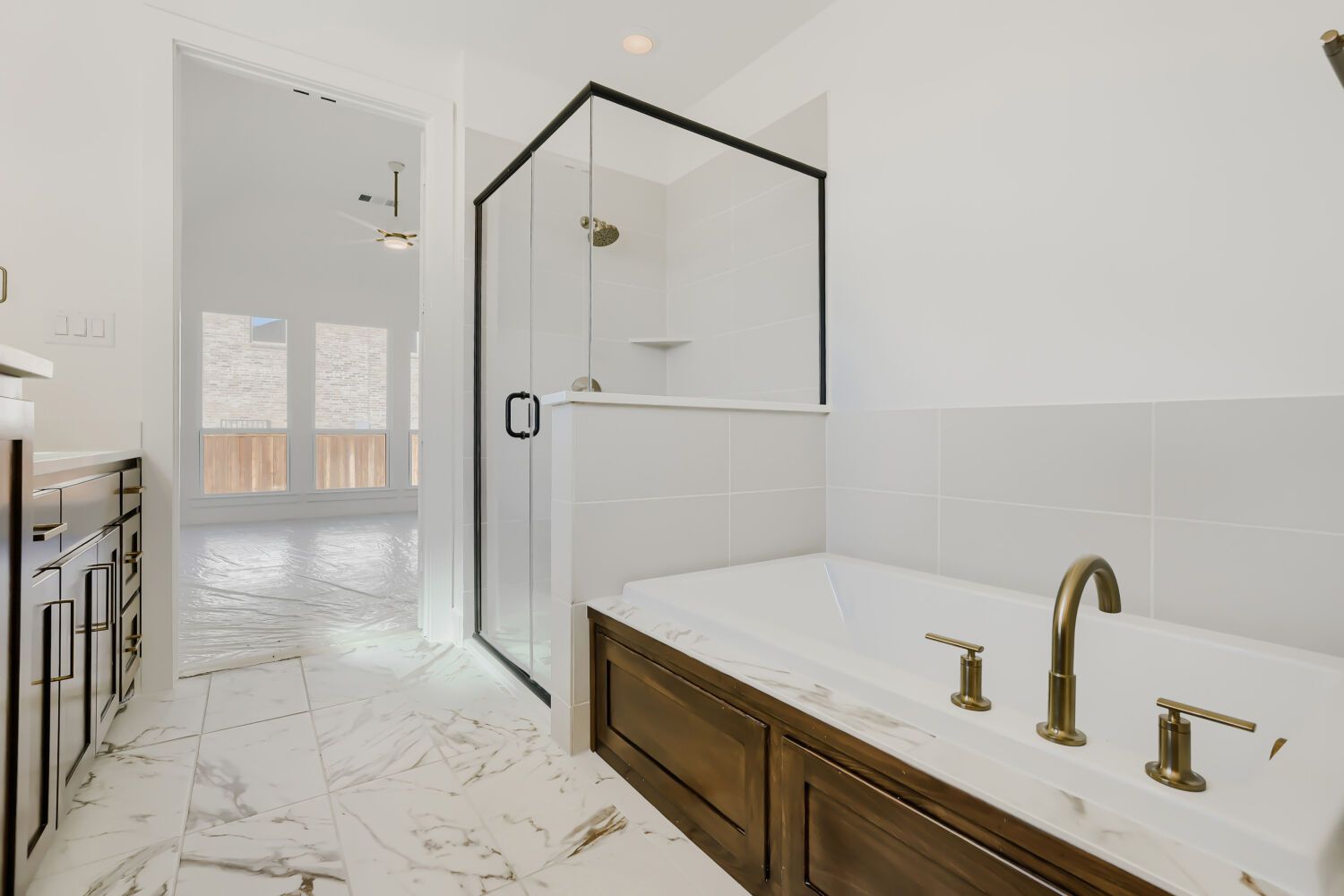 100 Enclave Drive – Tub and Glass Shower