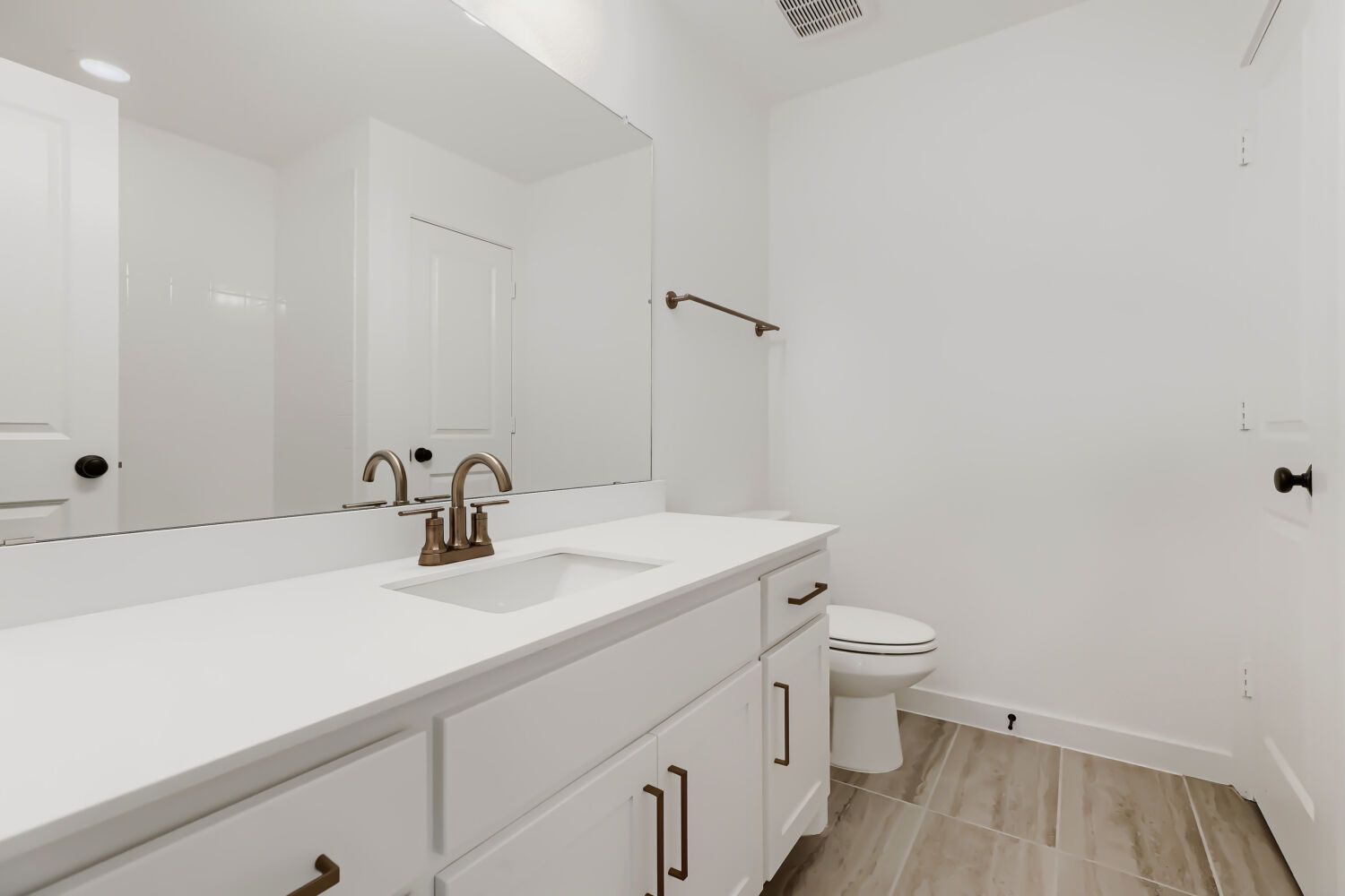 100 Enclave - Full Bathroom