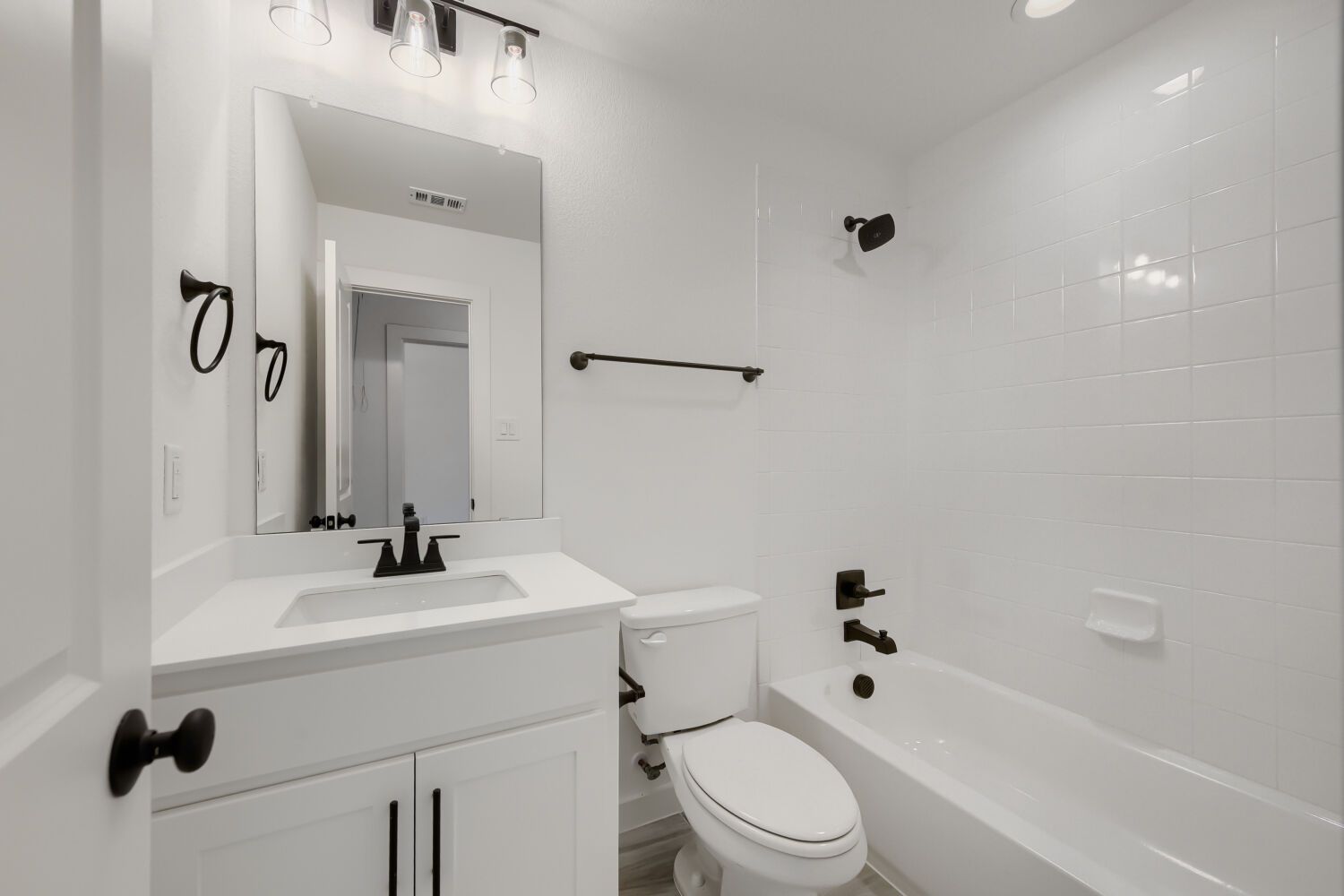 12117 Orchard - Full Bathroom