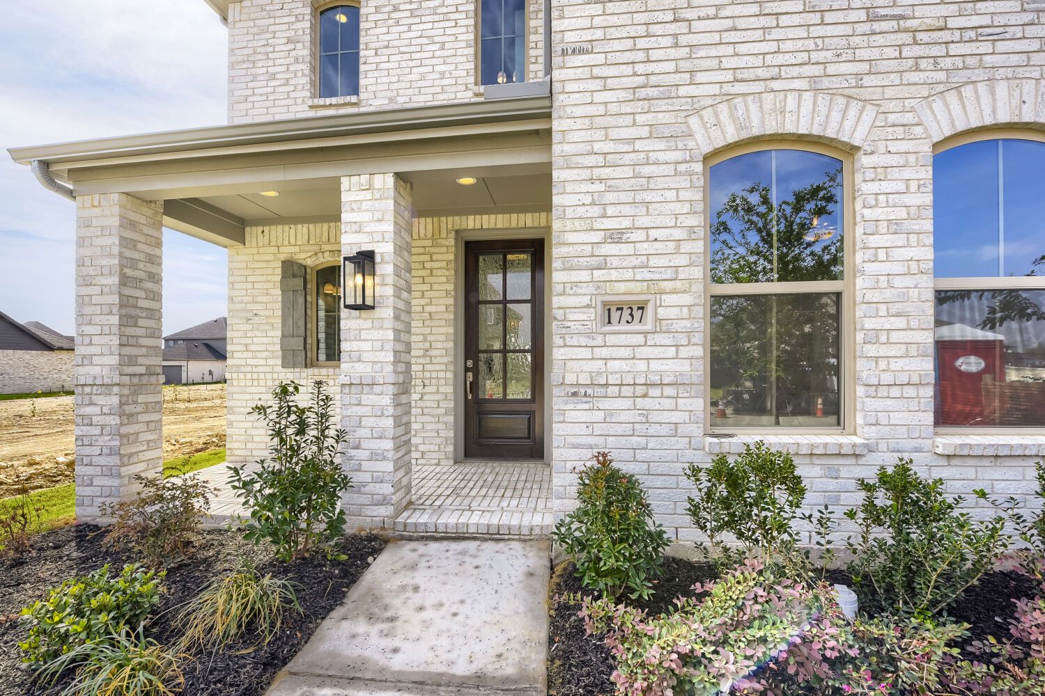 1737 Cornwall - Front Entryway