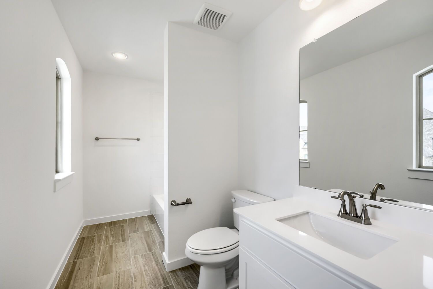 1737 Cornwall - Full Bathroom