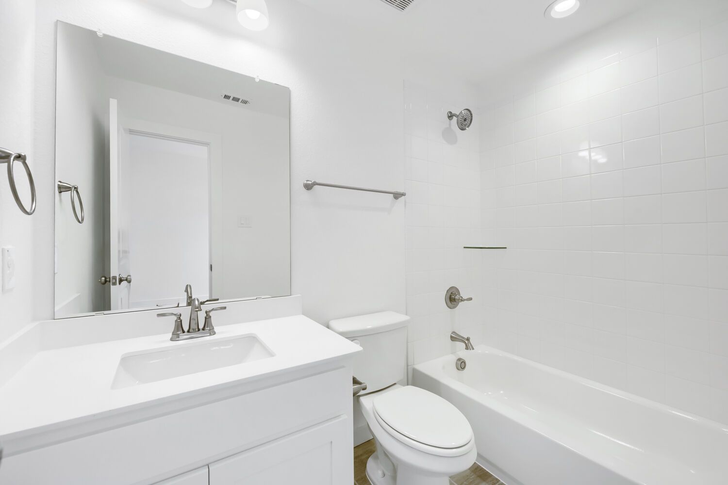 1737 Cornwall - Full Bathroom