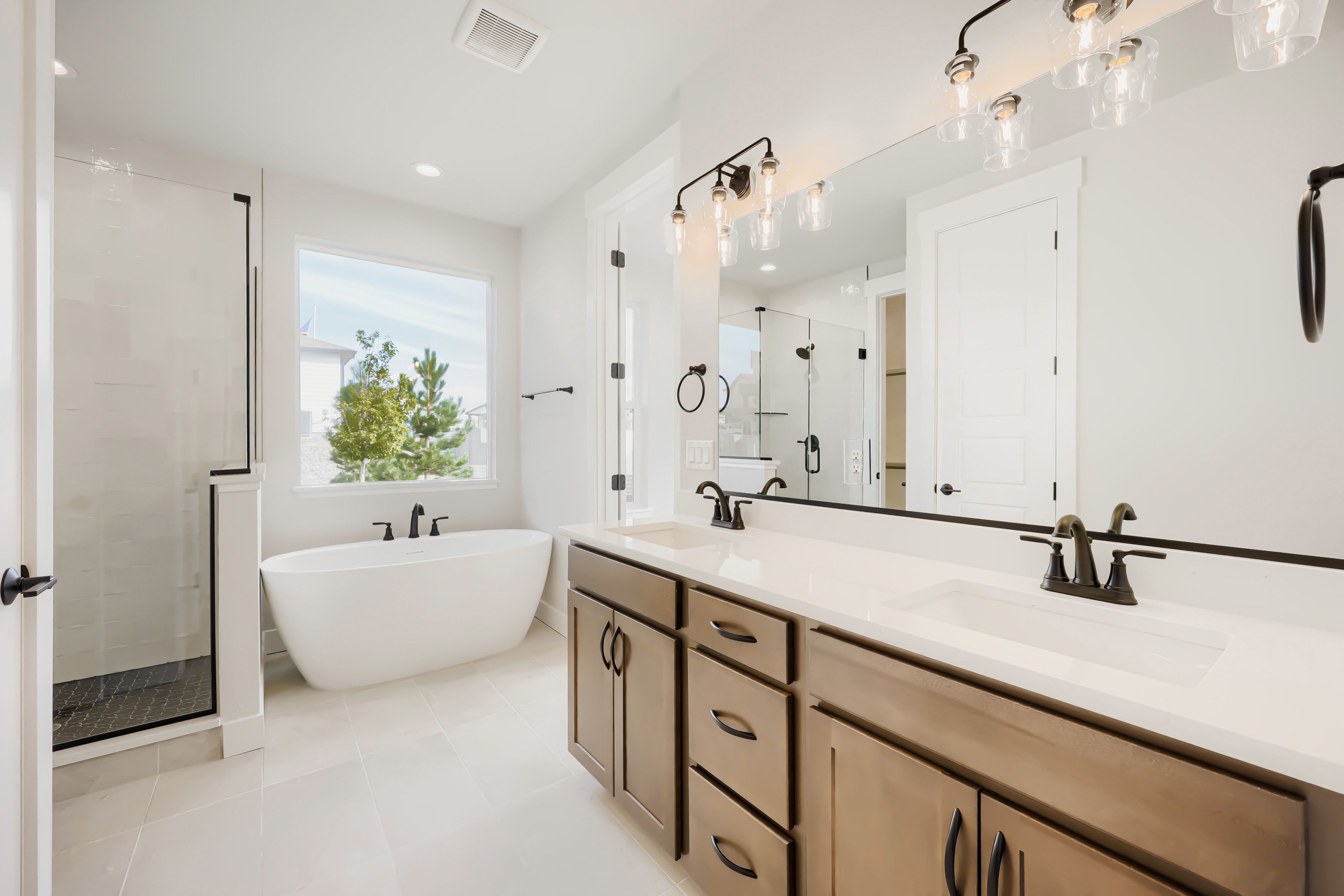 8461 Dines - Primary Bathroom