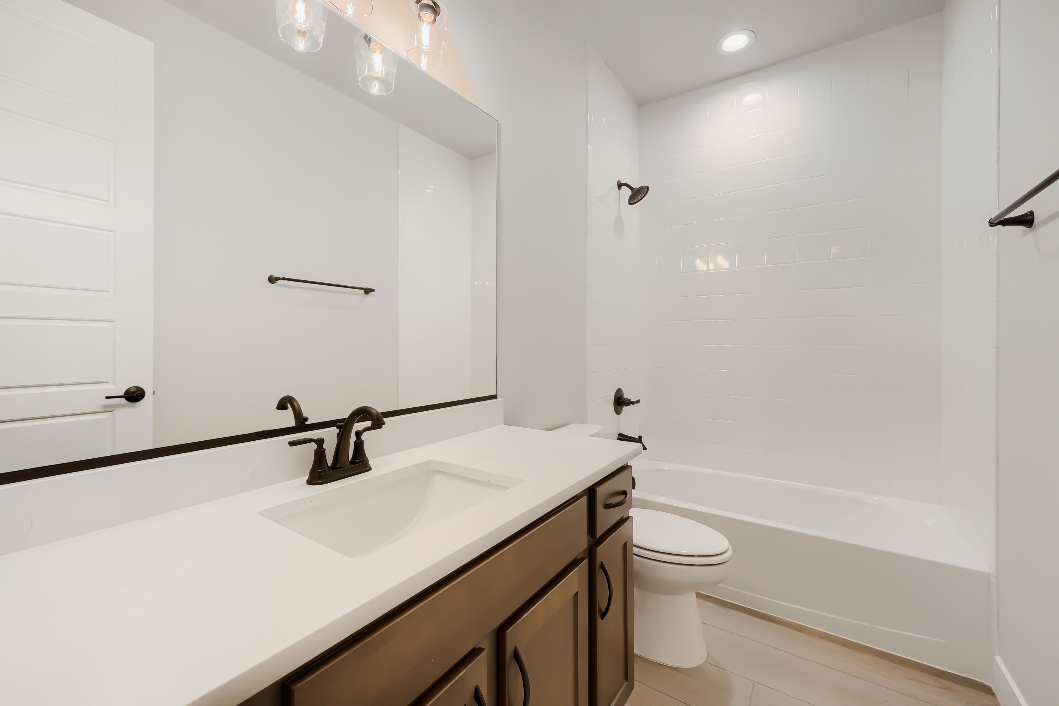 8461 Dines - Full Bathroom