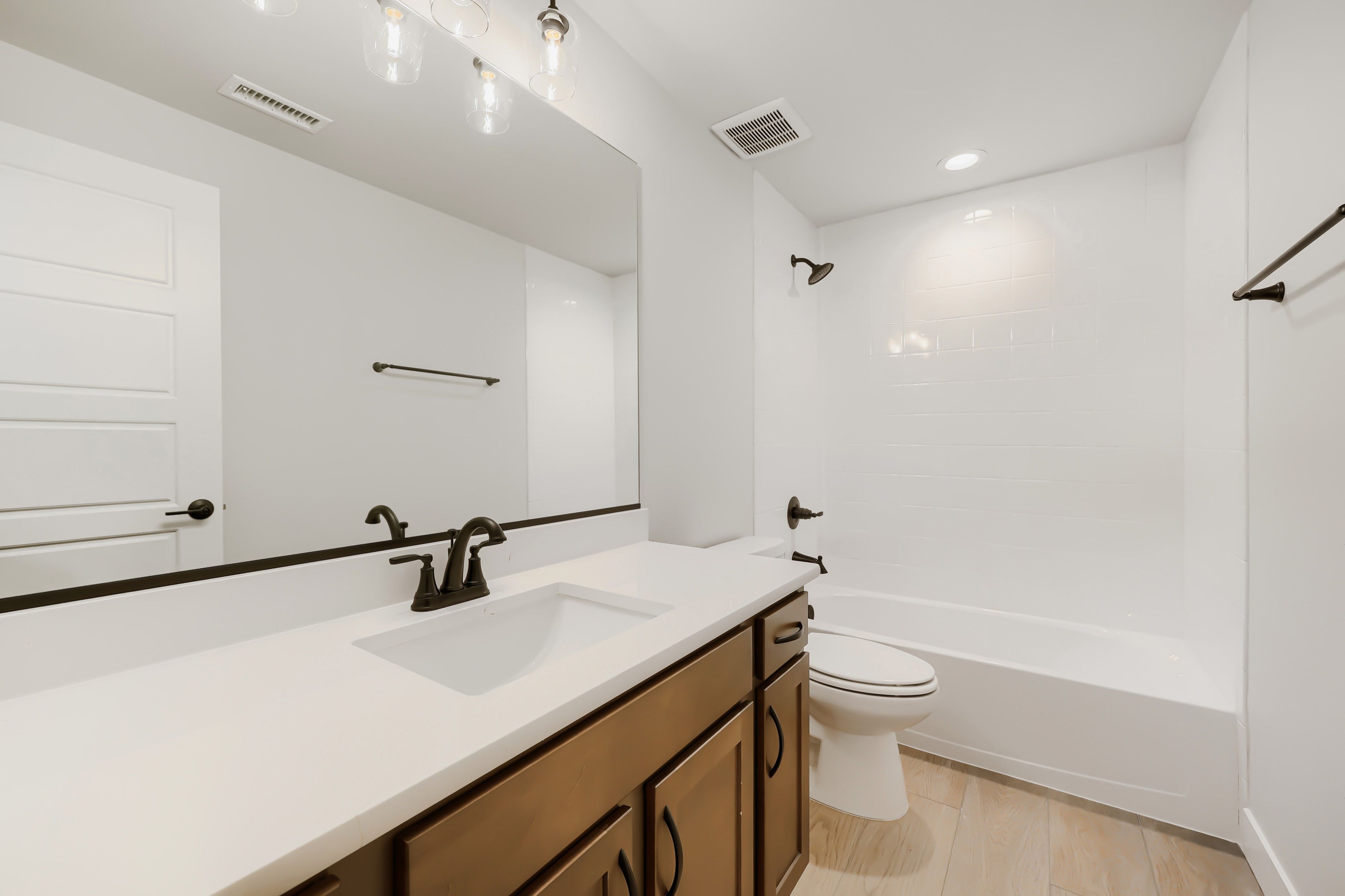 8461 Dines - Full Bathroom